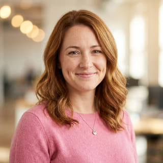 Emily Watson, indicada como Responsável pelo Apoio ao Cliente em Trono Fundência, numa imagem de perfil
